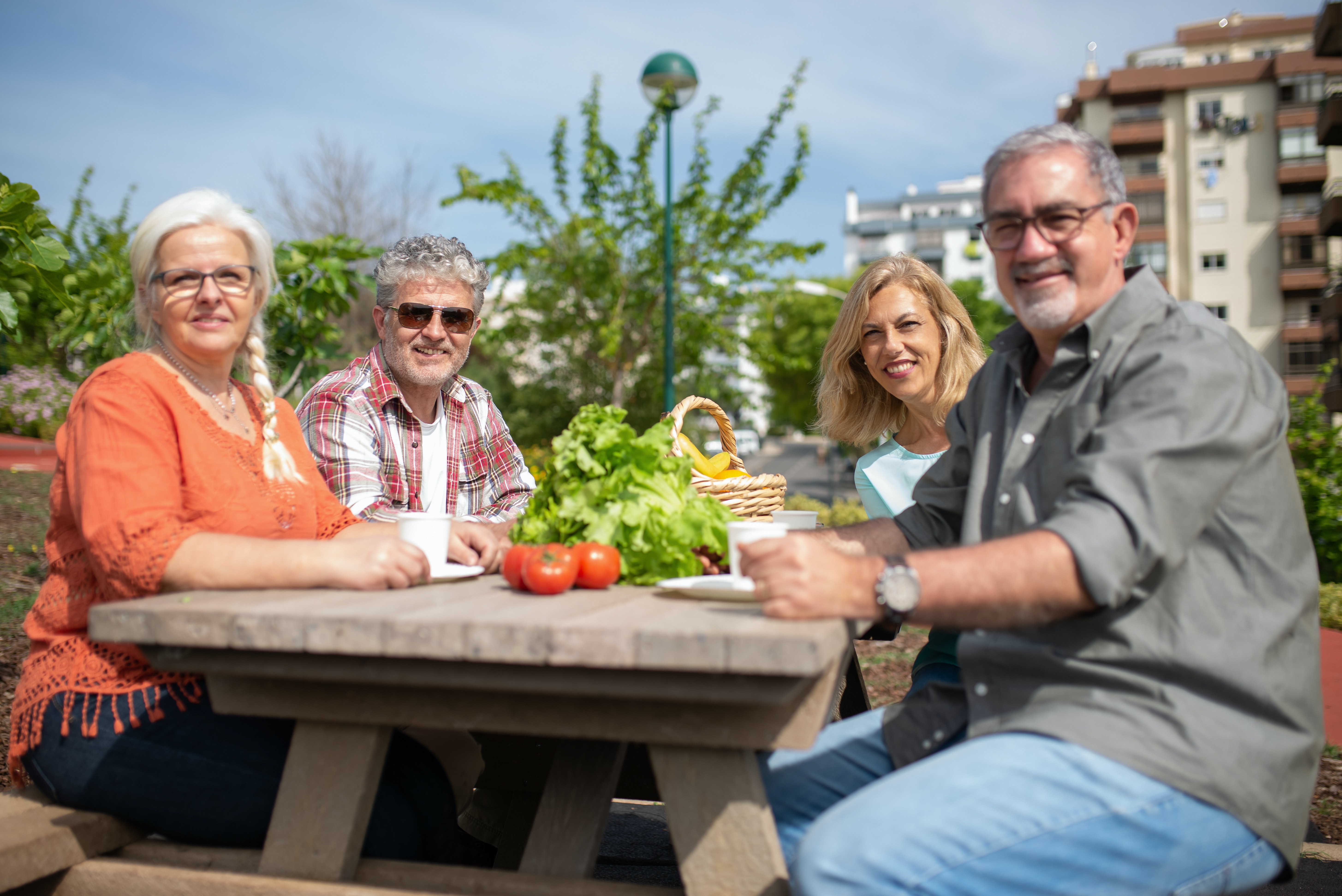 Personnes âgées assis sur un banc 